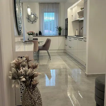 Апартаменты Lakeside Luxury Шарвар